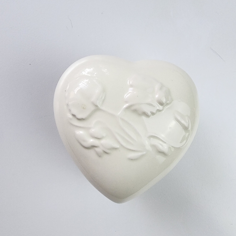 Heart-shaped porcelain box